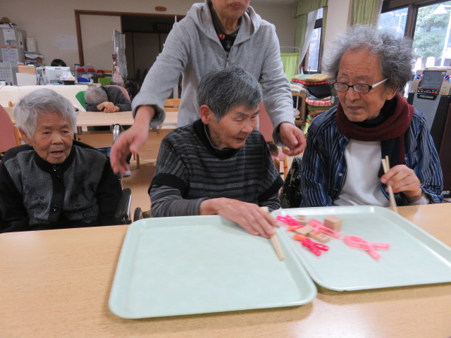 器用に掴んでハイどうぞ！