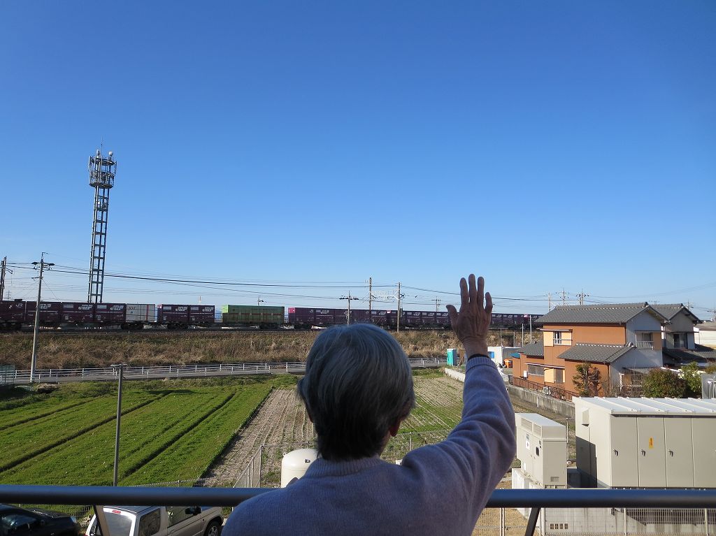 春の空と電車