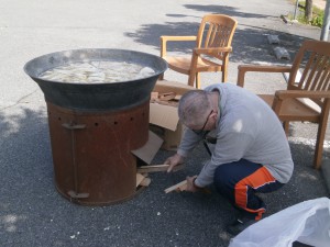 屋外でたけのこを茹でました。