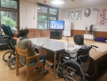 音楽テレビに合わせて元気よく。