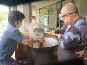 大鍋でタケノコ料理