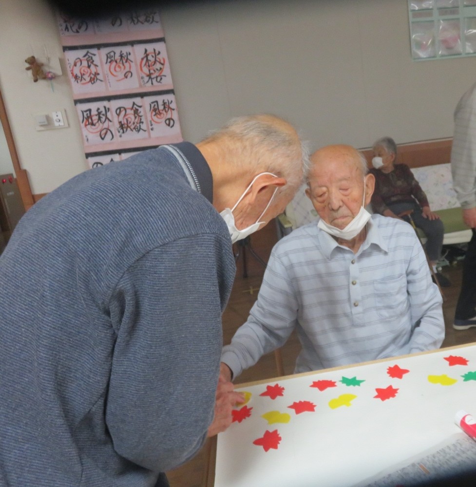 男同士で壁面飾り制作