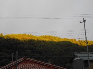 雨が降っているのに、山には日が差している❔・・・　いつの事か