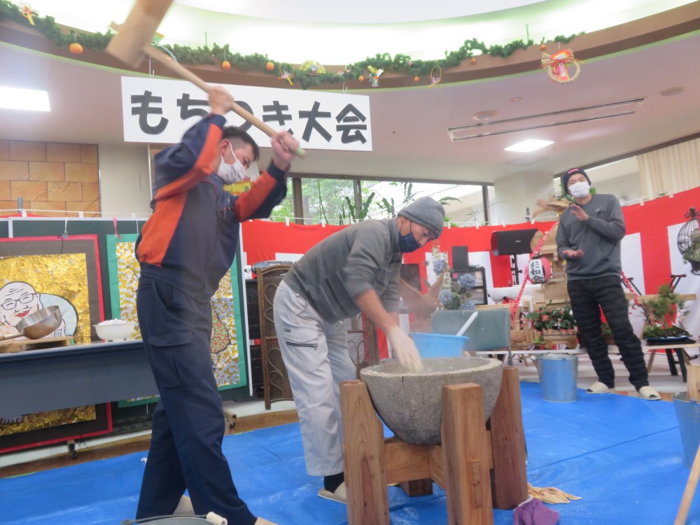 餅つき大会で今年も締めに入りました。