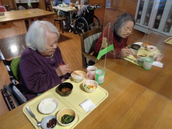 朝食はオムレツ。