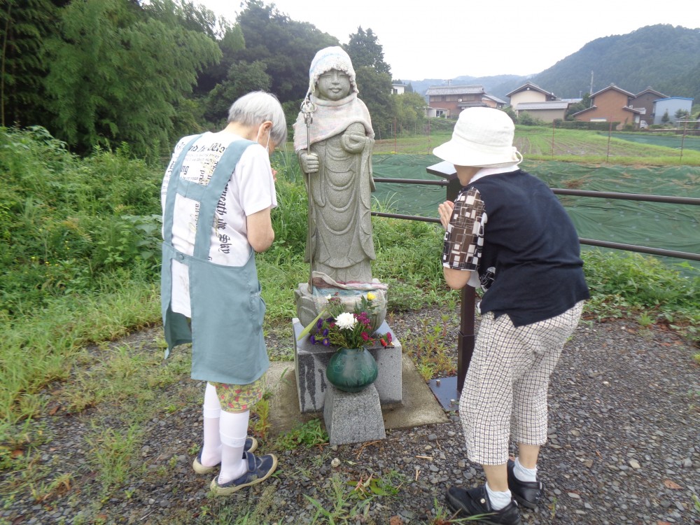 お地蔵様へお参り