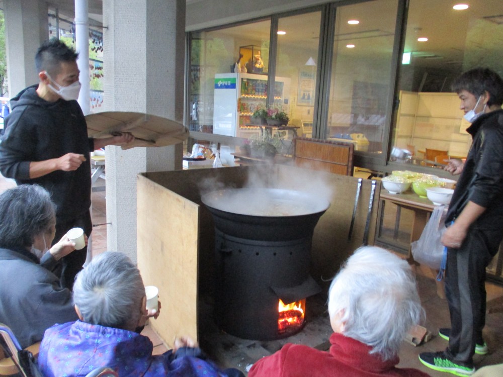 芋煮会・花本、山本カラオケボランテイア。