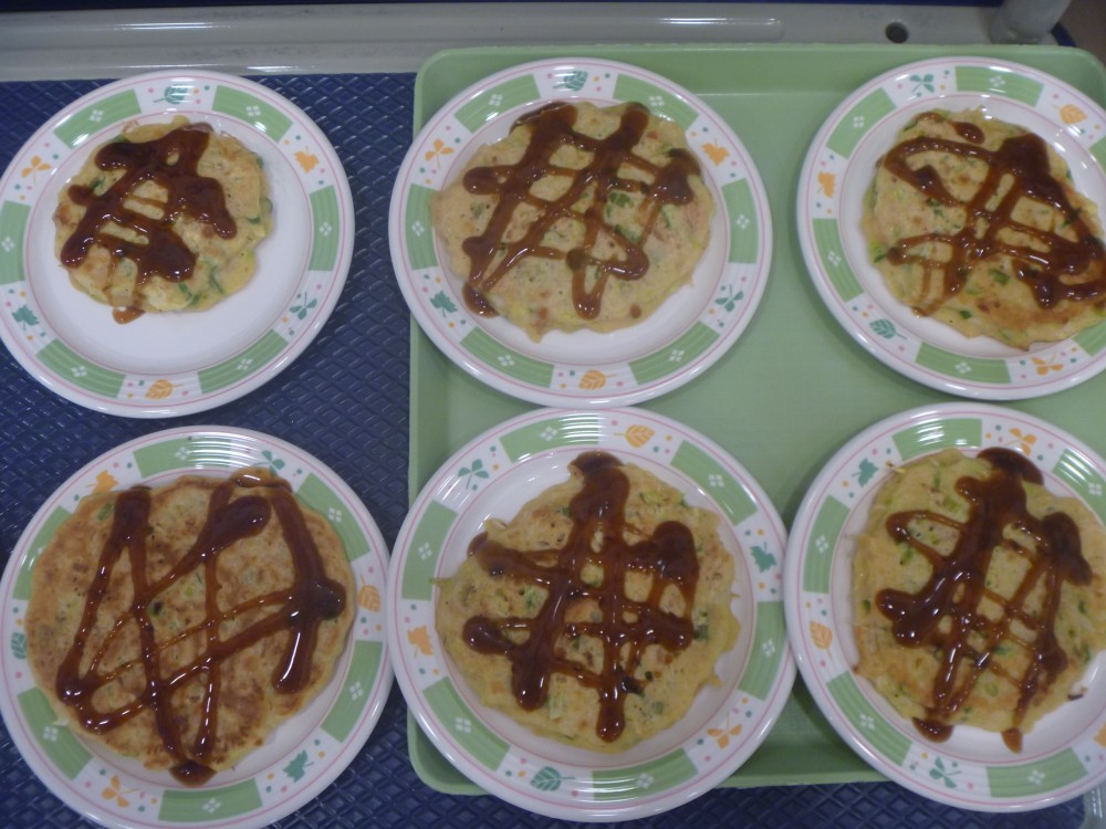 今日のおやつはお好み焼きです！！