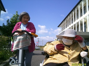 体重測定と散歩  & 藤の花見外出3日目