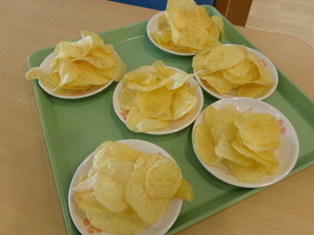今日のおやつはポテトチップス