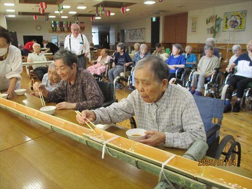 暑さ吹っ飛ぶ流しそうめん