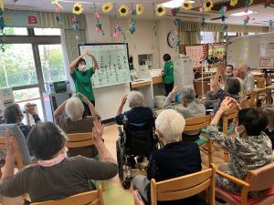 今日の音楽レクリエーションは「山の日」