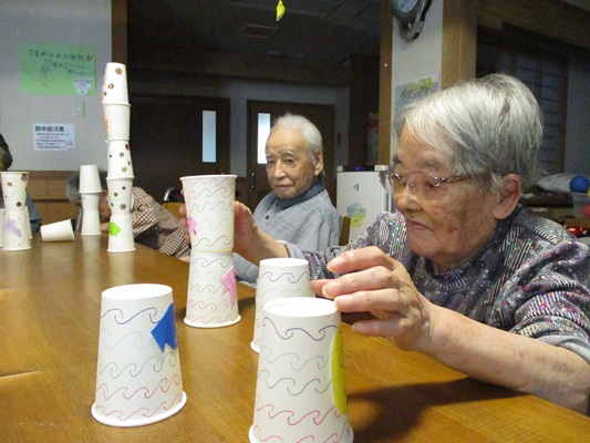 紙コップを重ねるゲーム