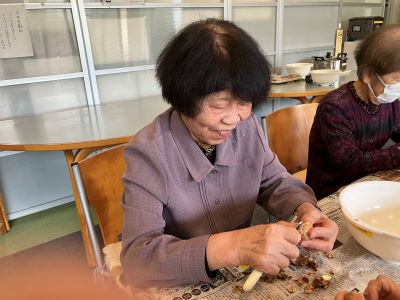 栗の皮むきを一生懸命、丁寧に