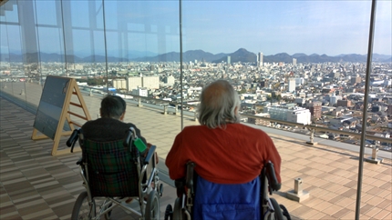 展望台から景色を眺める