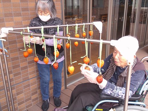 干し柿のお世話