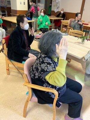 冬場の運動不足や体のこわばりを解消する、座ってできるリハビリ体操