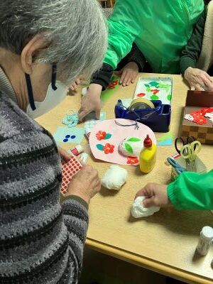 「雪うさぎ作り」に一生懸命