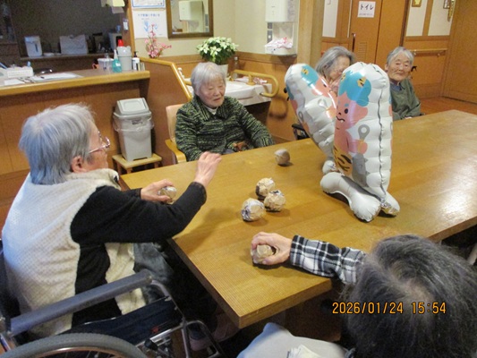 ぬり絵と豆まきの練習