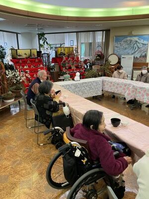 外は雪模様でも、温かいお抹茶を頂いて