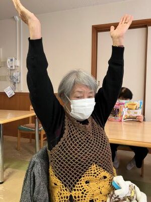 椅子に座ったまま短時間で全身をほぐせる体操を3つ紹介