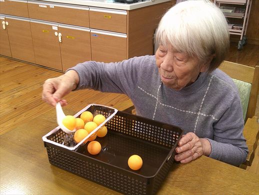 ピンポン玉すくいにチャレンジ