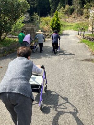 お天気良く、お外へ散歩。いつもより距離を伸ばして
