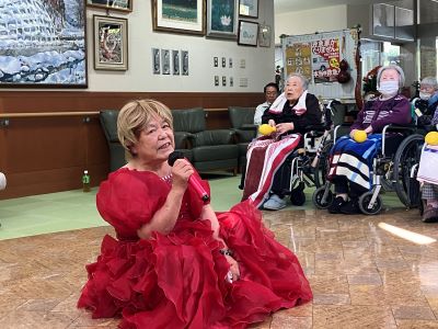 皆を元気づける歌声で