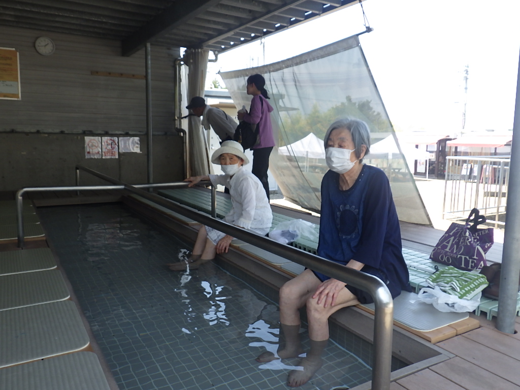 暑いけど足湯に行ってきました。