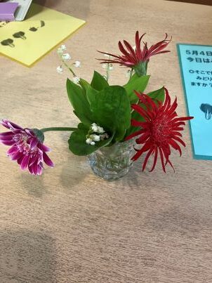 あちこちにお花を飾って