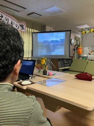 懐かしい映画を観ながら