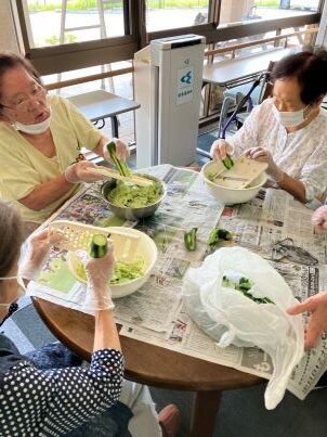 夏野菜、大きなキュウリを食べて