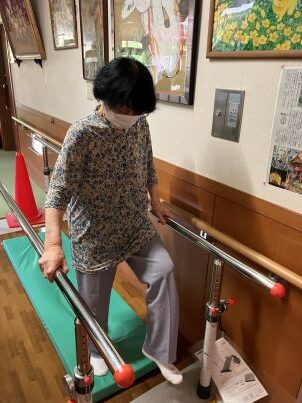 姿勢を正し、ももを大きく上げて歩きましょう