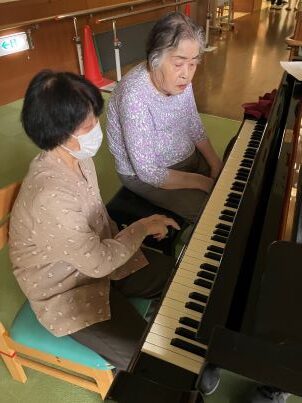 ピアノの練習。他の方も誘われて