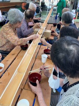 涼を味わう、流しそうめん