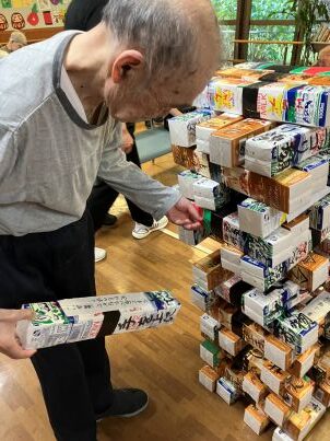 牛乳パックでジェンガ