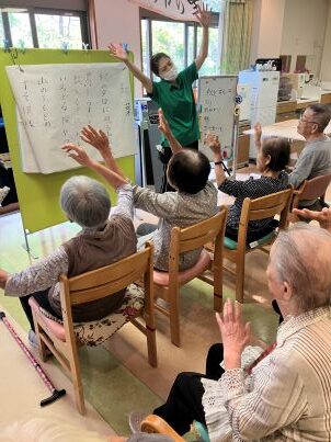 秋の唱歌を交えて体を動かして