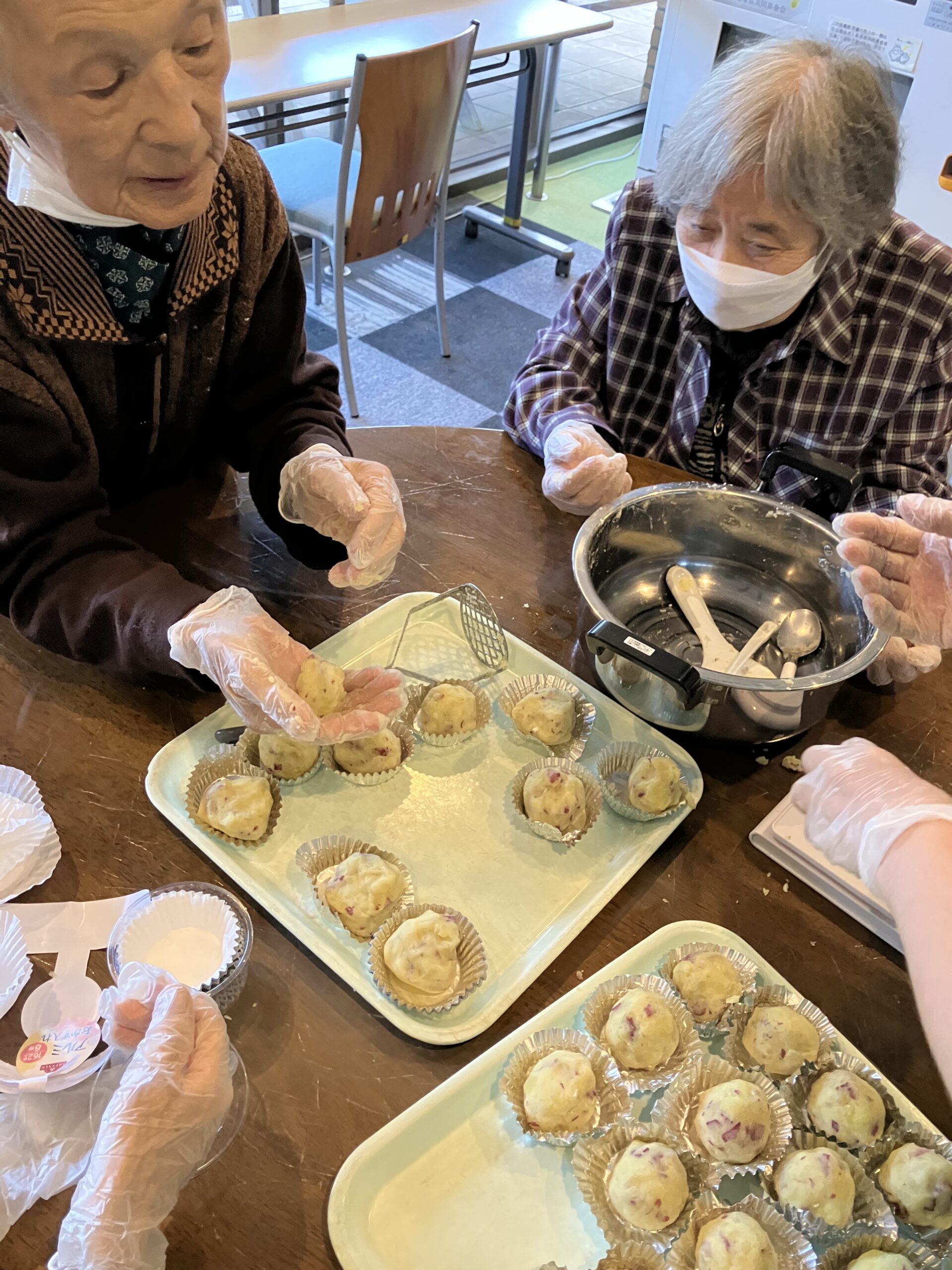 昨日収穫したサツマイモをスイートポテトに