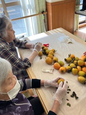 利用者から頂いた柿を干し柿に